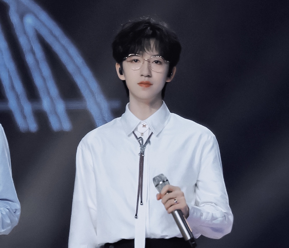 贺峻霖成电影频道实习主播,路人喊话:明星红利_腾讯新闻