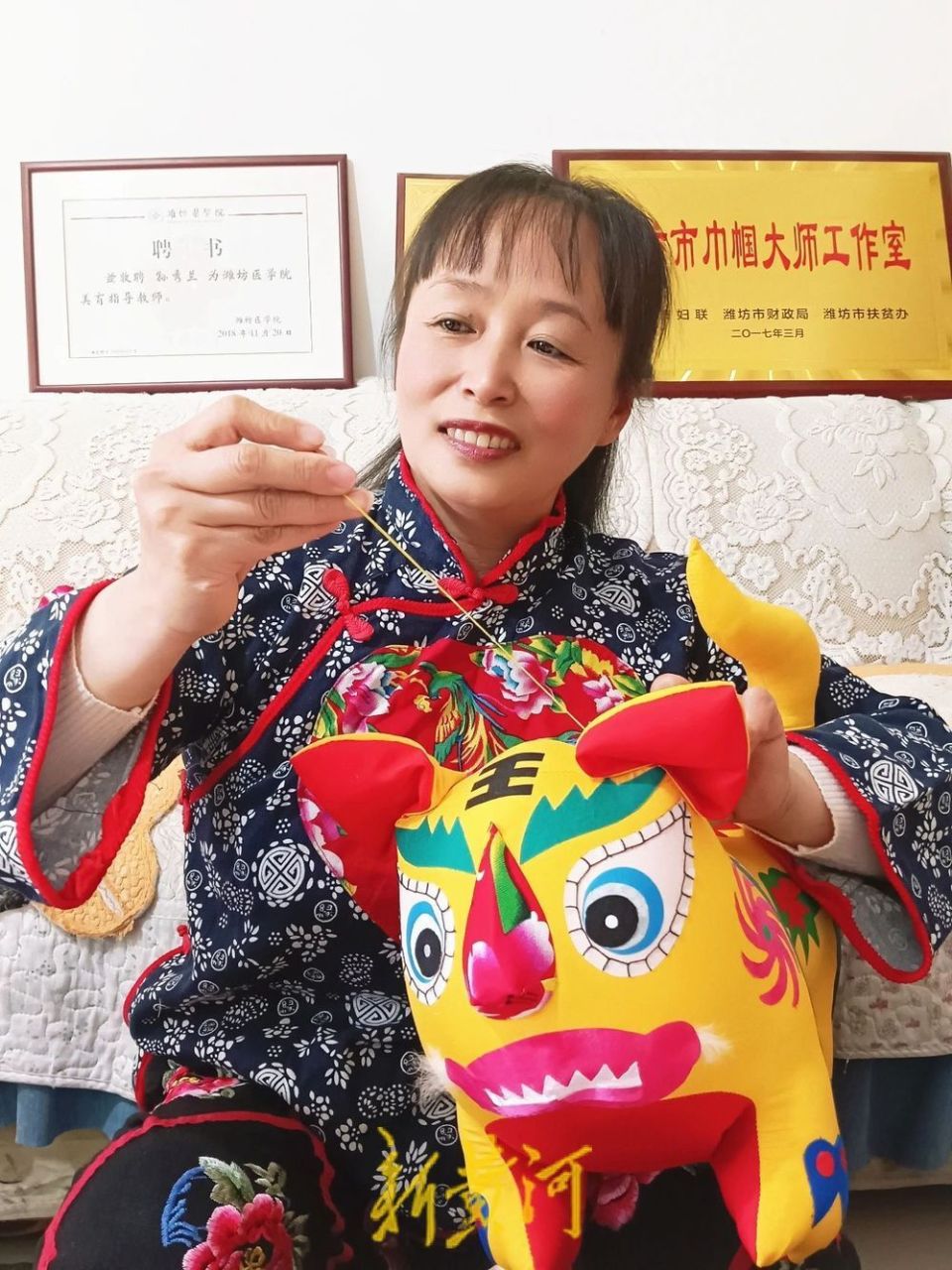 "在潍坊民间,从小孩诞生之日起,就有让"布老虎"伴随着他们成长的习俗.