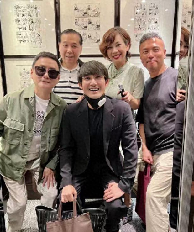 照片里,身材苗条的陈松伶再次成为焦点.