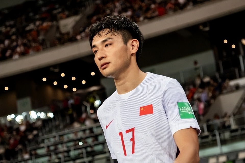 国足临阵折损主力右后卫!4人将填补空缺,伊万或后悔不招吴兴涵