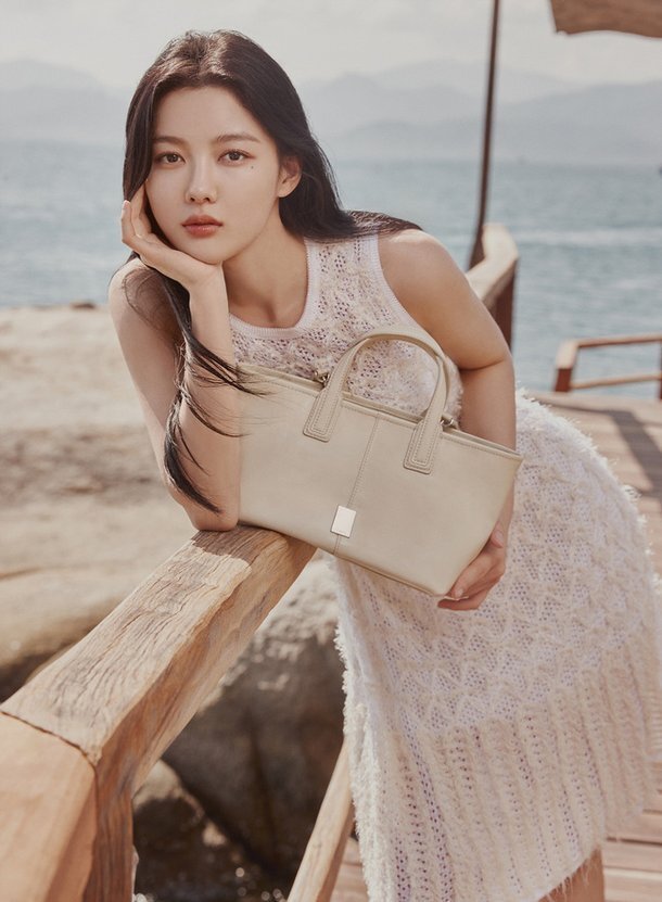 在金裕贞的身上,时尚不再是简单的穿衣搭配,而是一种生活态度,一种