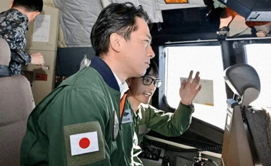 福建艦首次穿航台海，島上偵察機拍下現場照片 - 