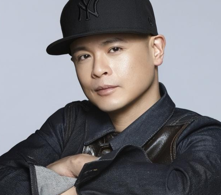 然而,正处于事业上升期的侧田,却因为跟曹格的冲突事件,导致形象受损