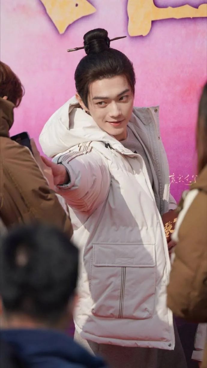 许凯与田曦薇新戏《子夜归》开机,高颜值cp引发热议_腾讯新闻