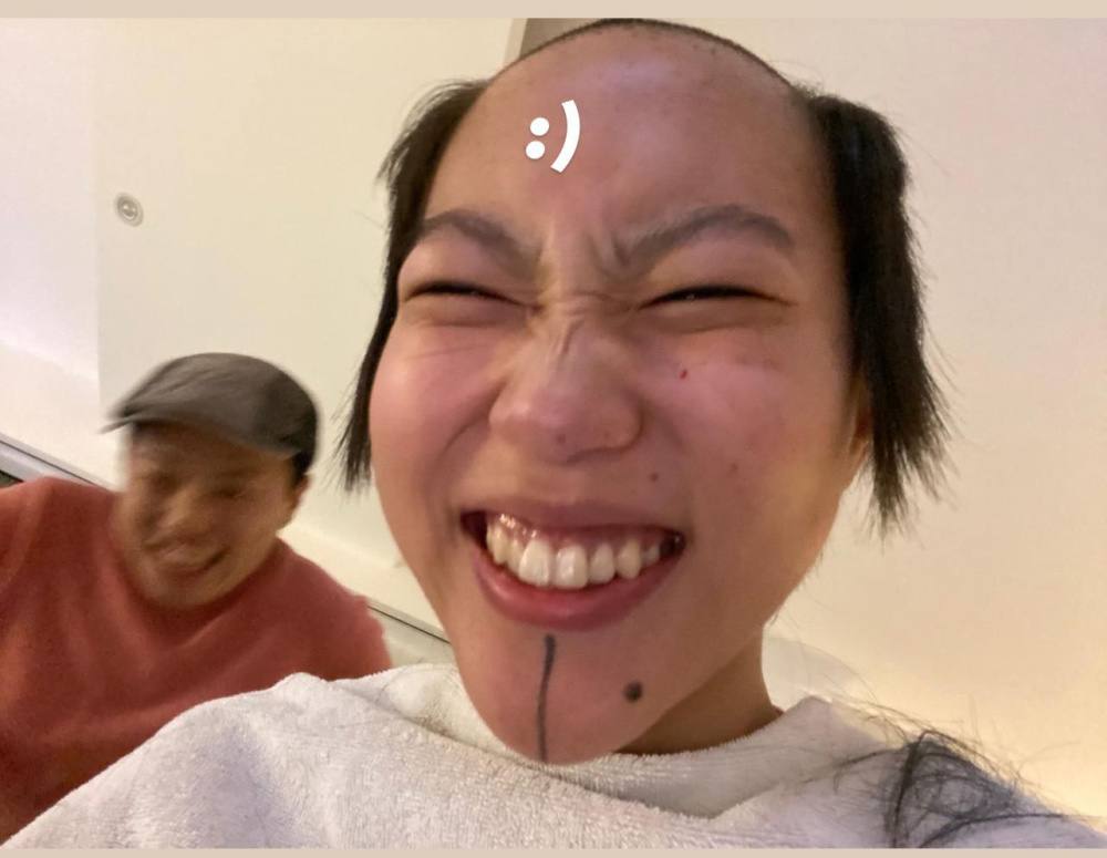 好友晒合影为窦靖童庆生,童童谢顶发型超搞笑,像极窦唯复制粘贴_腾讯