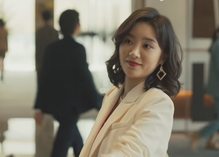 跟黄亦玫一样,她也对彭冠英扮演的庄国栋有意,并且主动出击.