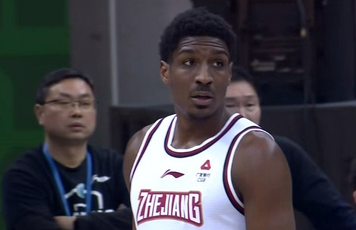 曾繁日11分11篮板6助攻3抢断2盖帽,赵柏清10分4篮板3助攻,刘东7分7