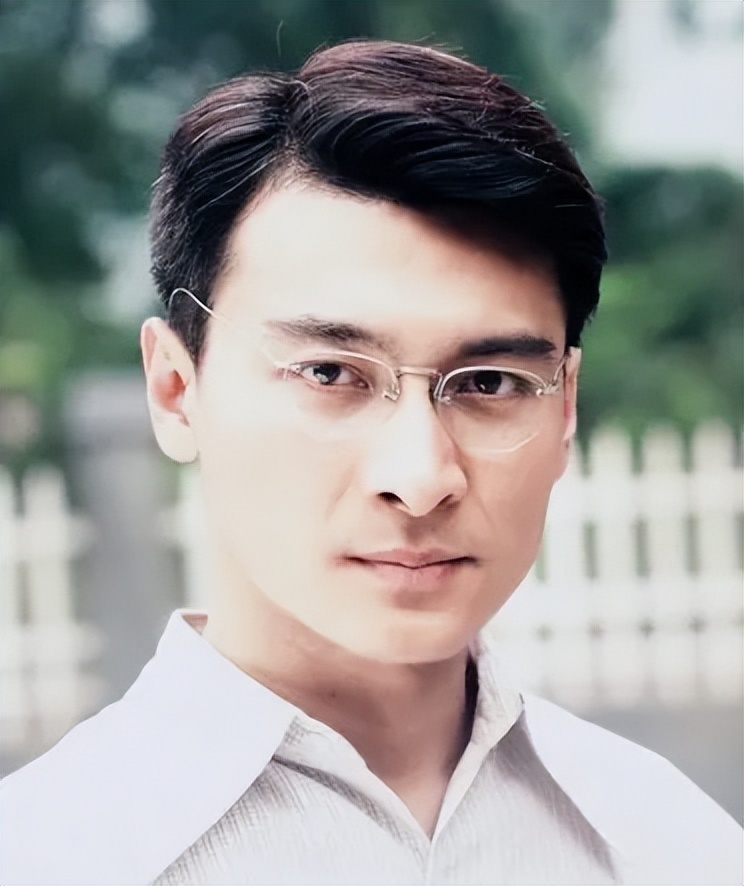 贺刚:被嘲烂演技却抱上赵宝刚的大腿,40岁,只孝敬爸妈不谈对象_腾讯