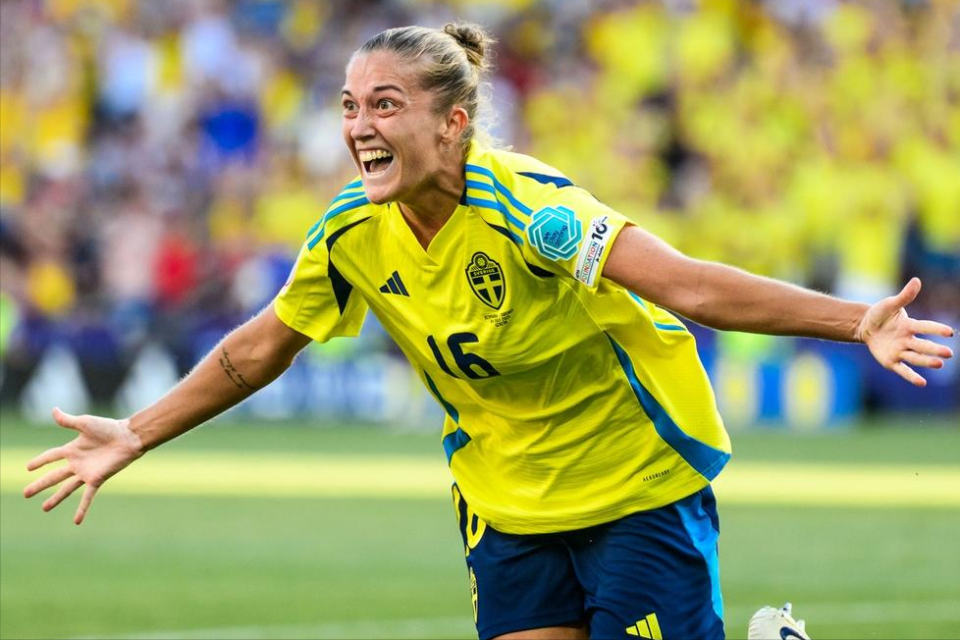 女足欧洲杯！1-0，瑞典女足掀翻丹麦女足，安格尔达尔一锤定音