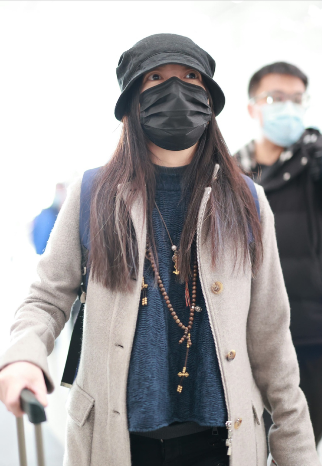 47岁赵薇罕见露面,发福变胖素颜皱纹明显,胳膊淤青瞩目_腾讯新闻