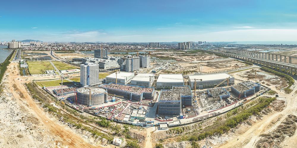 晉江睿斯科腫瘤先進粒子治療設備生產基地建設現場一片繁忙