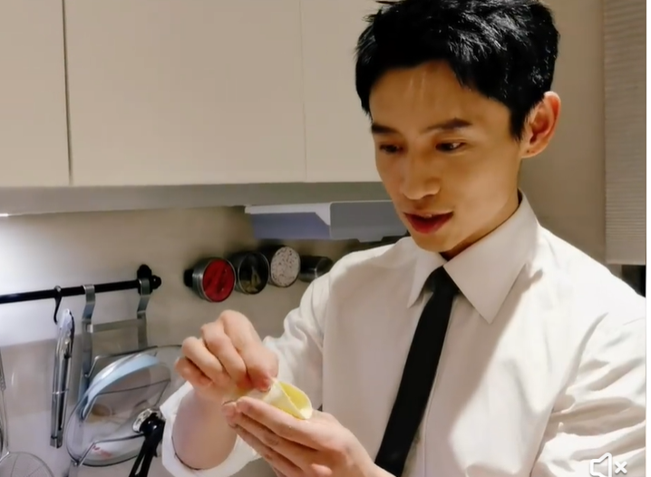 张若昀魏晨赶回家吃饺子,杨紫被小朋友求合影_腾讯新闻