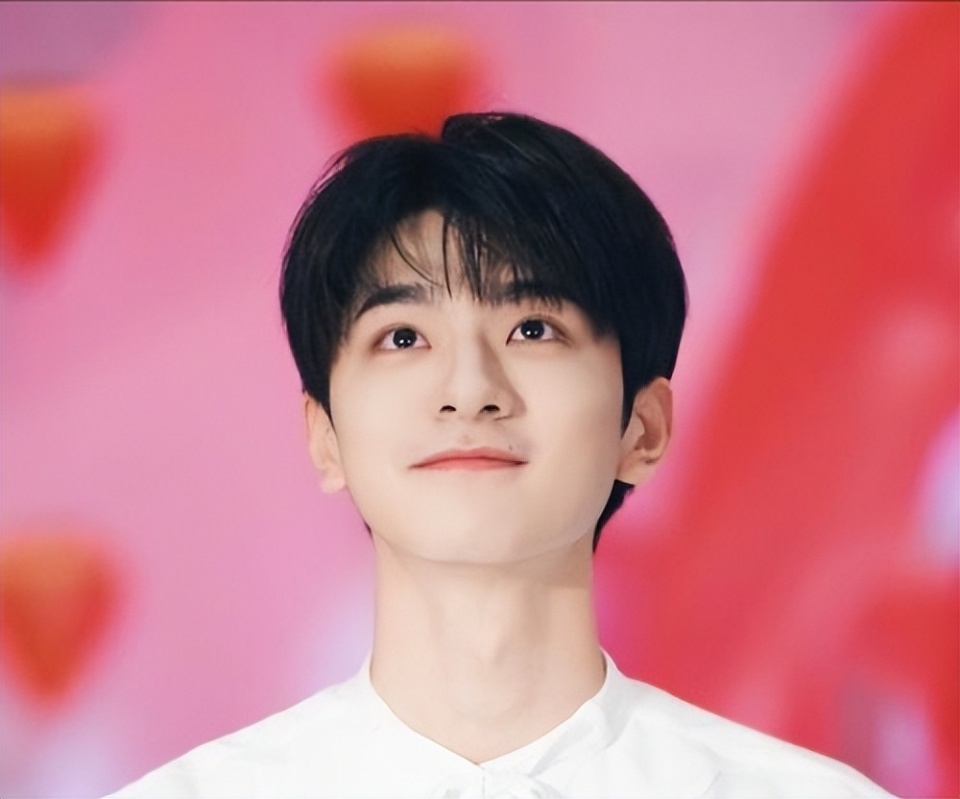 为了能够弥补自己的缺陷,林一特意参加了《美少年学社》.