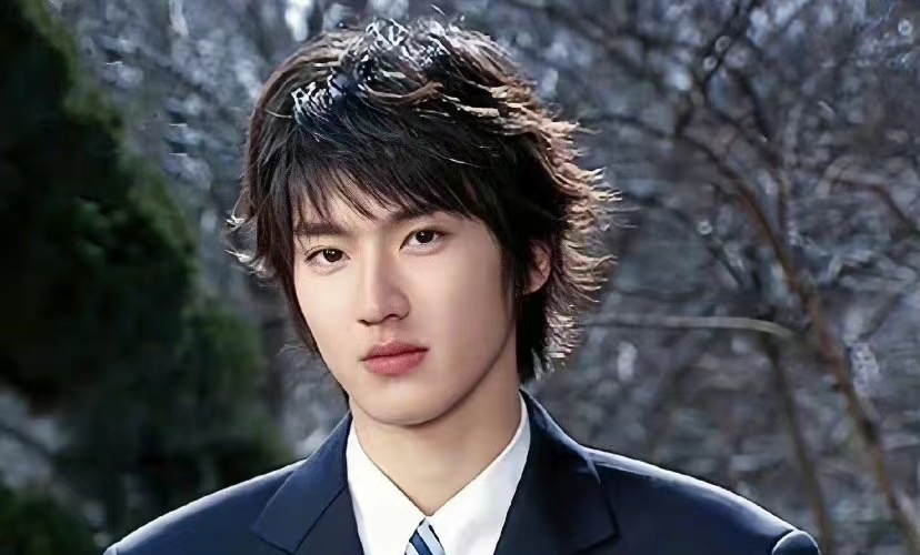 看完崔始源直播里的生图,再看崔始源年轻时的剧照,真的不禁让人感慨