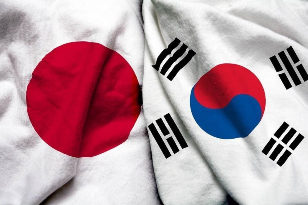 日本国旗和韩国国旗而尹锡悦对此不以为意.