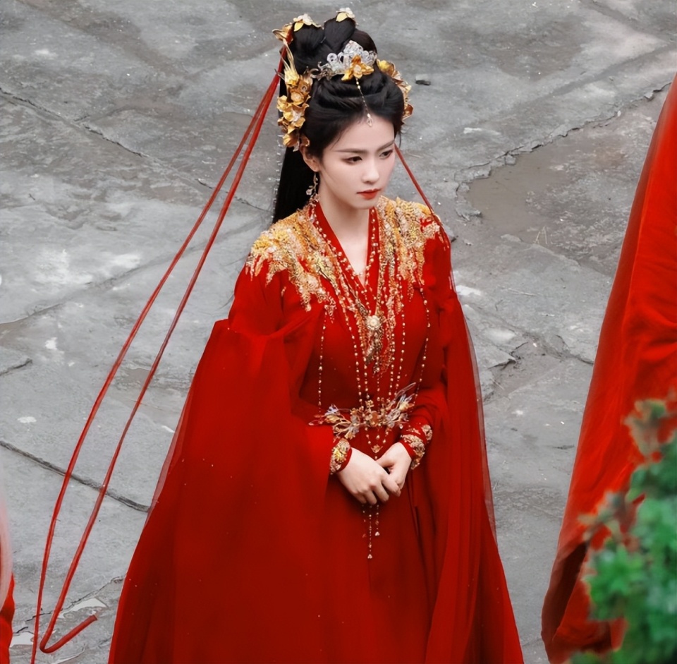 白鹿《临江仙》红衣路透曝光!明艳霸气太惊艳,和男主同框好绝!