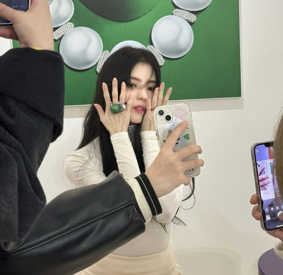 无论是在影视作品中的出色表现,还是在生活中的自信态度,韩素希都展现