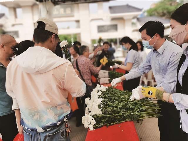 倡导以鲜花替代纸钱缅怀故人_腾讯新闻