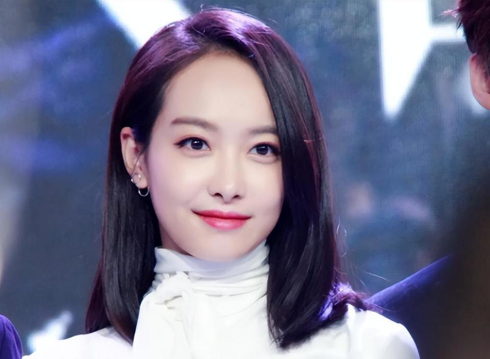 小宋茜10岁就开始学习舞蹈,12岁便考进了北京舞蹈学院附中.