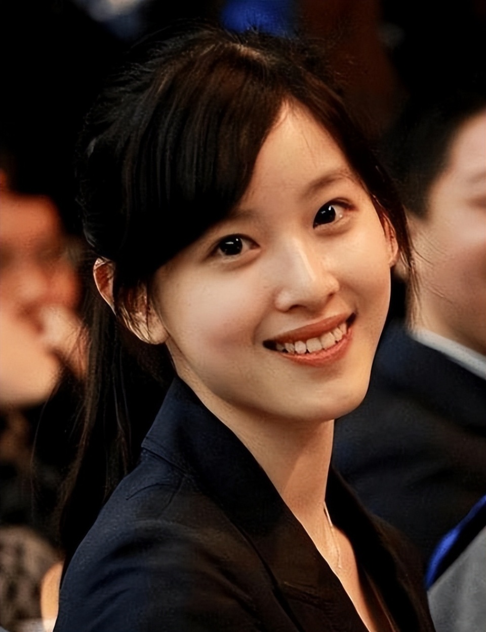 章泽天参加清华校友艺术展半蹲在地上工作戴棒球帽穿着简单