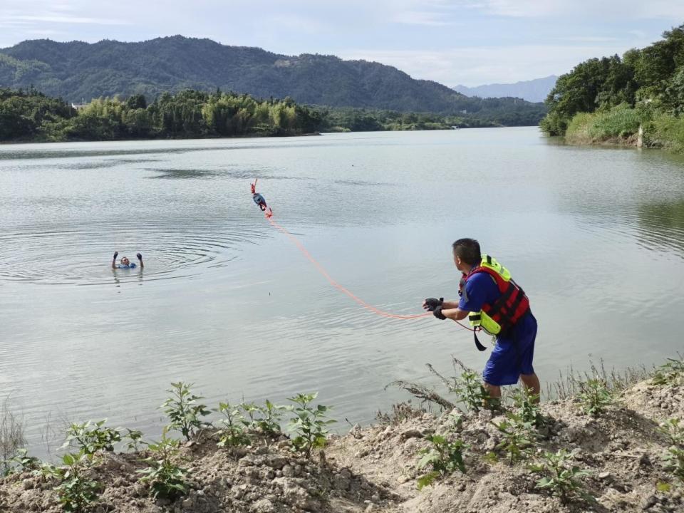 通城:开展防溺水应急演练