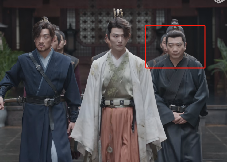 不过转念一想,王启年向二皇子告发范闲踪迹,会不会是范闲故意设计?