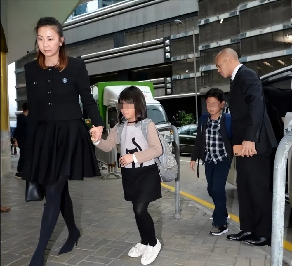 许建中的妻子是林丽颖,两人育有一双儿女.