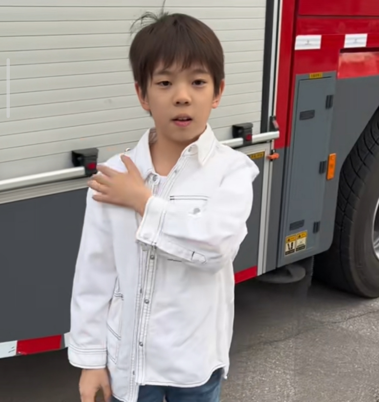 霍思燕久违晒儿子近照,9岁嗯哼颜值变化大,和爸爸杜江越长越像