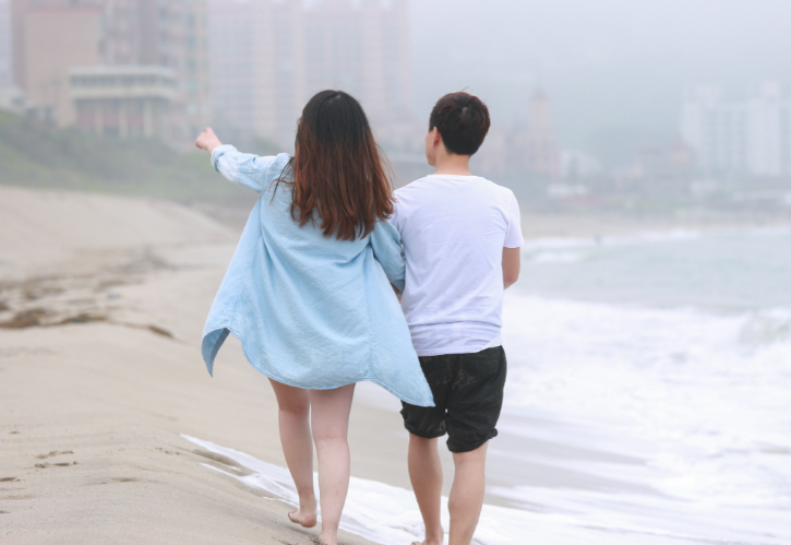这不是段子，是后台一位粉丝的留言。 他和女友恋爱三年，走到谈婚论嫁。 对方家里开口就是彩礼20万，外加婚房首付、五金、婚宴一条龙。 他粗略一算，整个人都懵了。 后面这几十万，上哪儿去找？ 难道不啃老，就真的结不了婚吗？ 说实话，看到这条留言，我心里也挺不是滋味。 娶媳妇本来是件高兴事儿。 但现在对很多普通家庭来说，它早变成了一场需要“三代人凑钱”的硬仗。 那么问题来了，娶一个媳妇，到底需要花多少钱