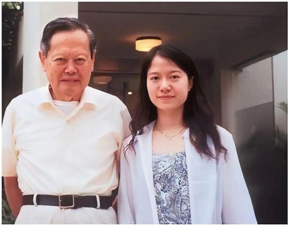 把浪漫玩到极致,杨振宁为妻子翁帆庆生,和岳母的互动太有趣儿!