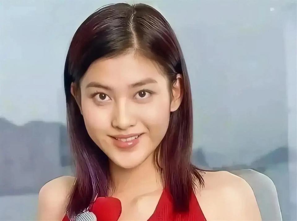 李彩華晒草坪近照被夸状态好，评论区却跑偏了：她攒下了十二处房产_腾讯新闻