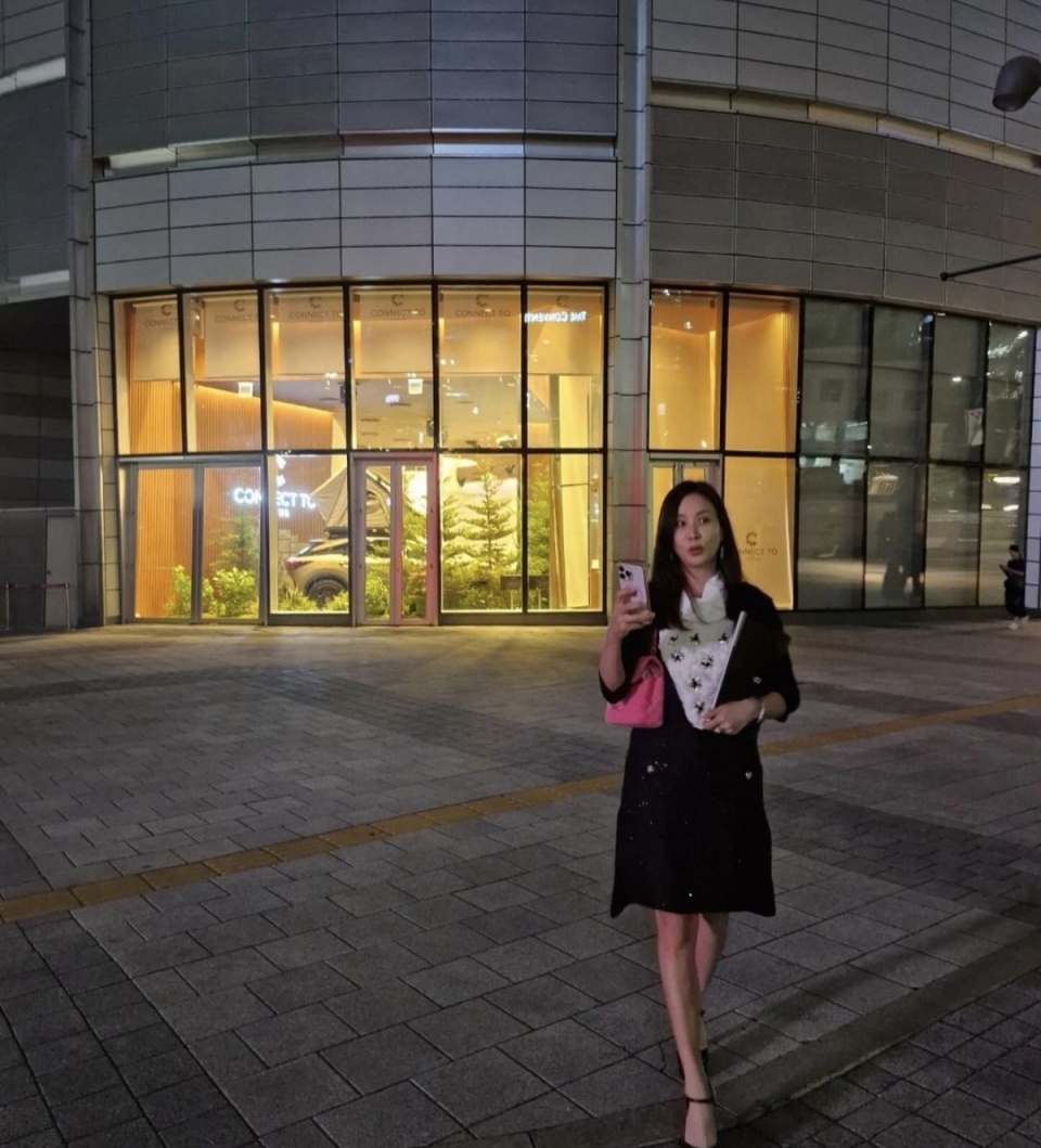 高小英的时尚穿搭,层次感十足,更显优雅气质.