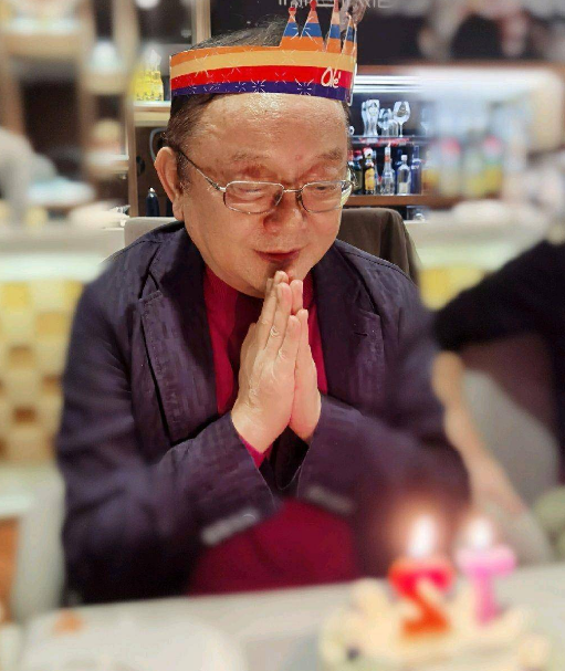 75岁王刚携儿子看球赛，父子穿亲子装，王一丁体型壮实颜值神似爸_腾讯新闻