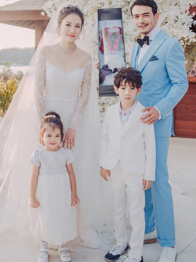 杨烁老婆带儿子拍写真,杨雨辰又长高变帅,古装扮相英气十足-腾讯新闻