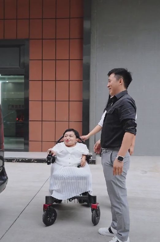 8米李喜梅怀孕11周,帅气男友贴心呵护,两人感情遭质疑