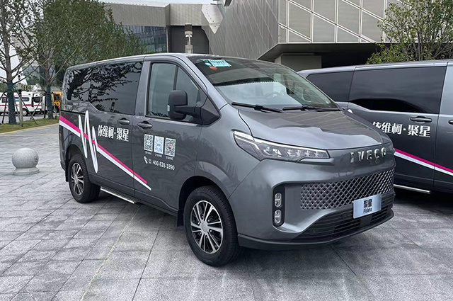 依维柯聚星是一款全新的轻客车型,尽管整车依旧是轻客的常规造型,但在