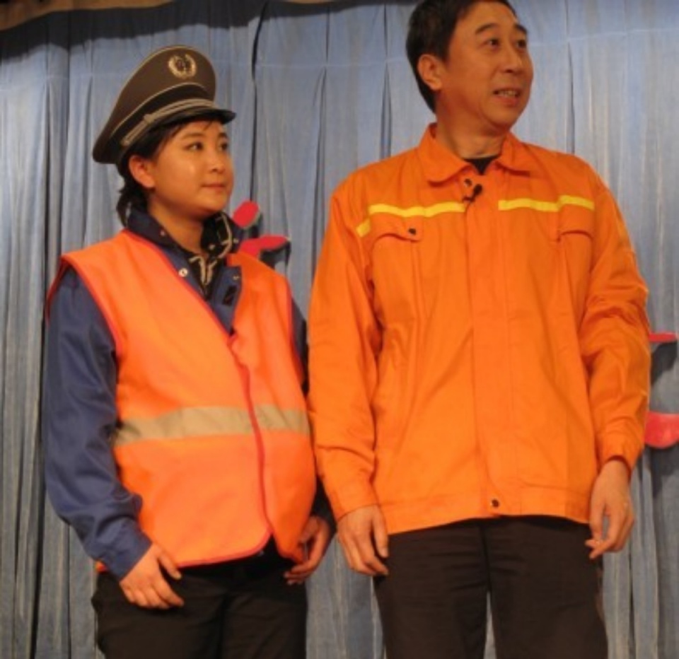 而小品演员出身,第一次投身电影行业当导演的贾玲却不一样,第一次自导