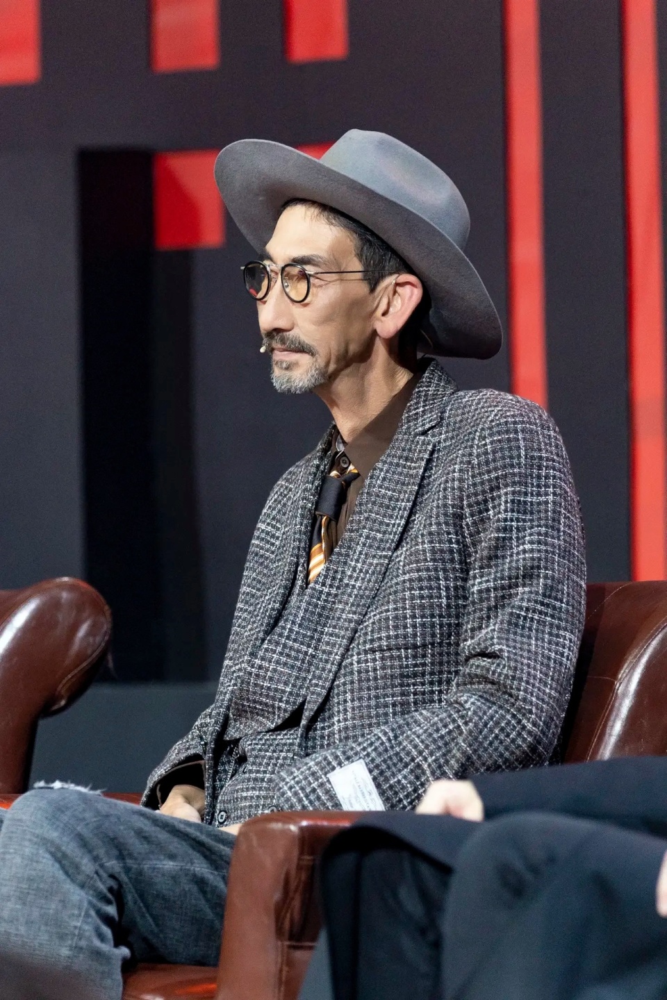 然后找一个位置坐下……"车保罗在接受访谈时说:"演员和明星有很大