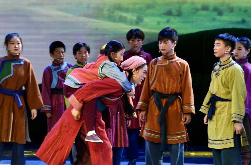 中国木偶剧院国家的孩子首演重现三千孤儿入内蒙