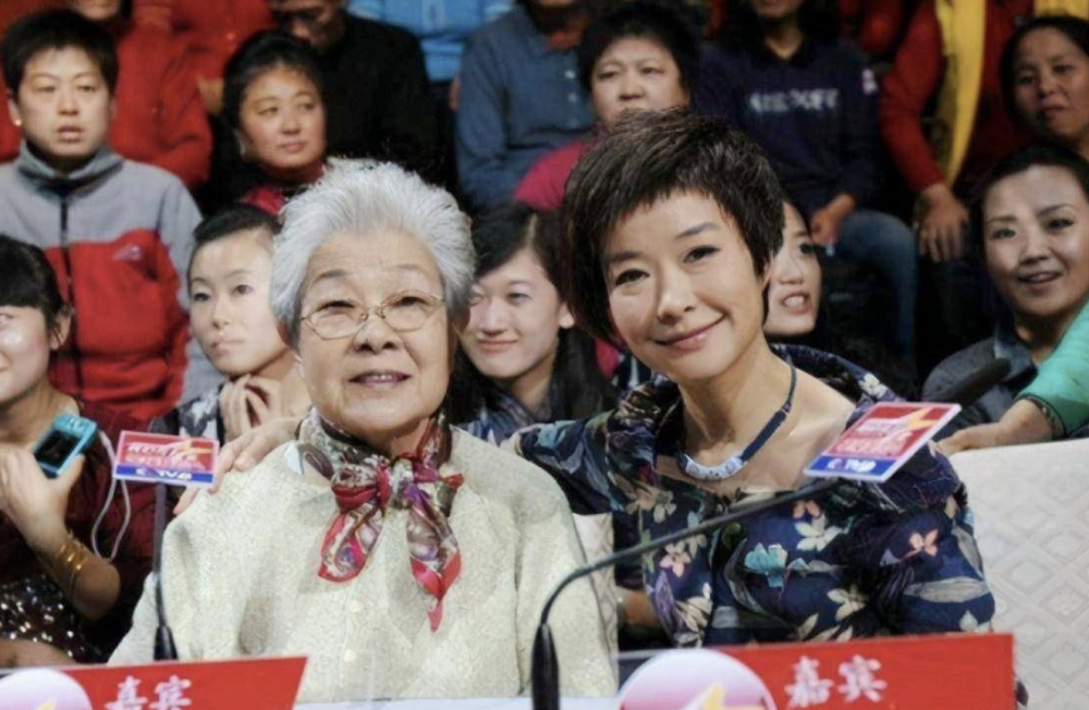 想当年,娇小知性的王雪纯是央视主持人里的一线花旦