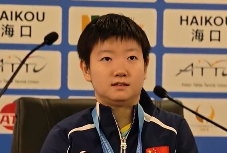 孫穎莎奪冠發布會！鬆弛感拉滿，摁掌印展可愛，採訪強調心態！ - 