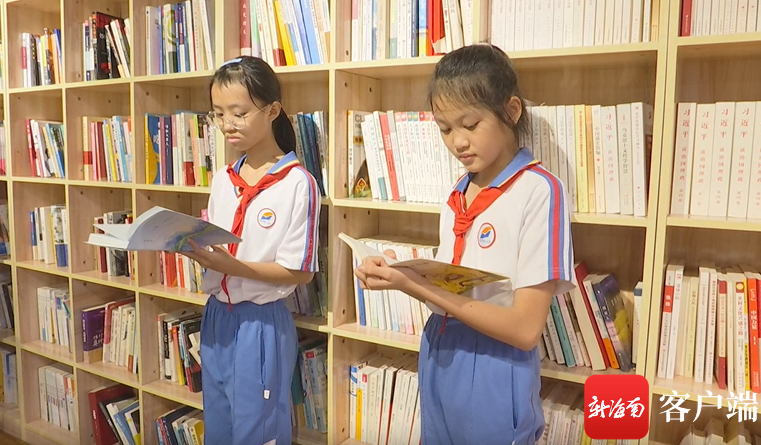 学生们在琼海市新时代文明实践中心万泉河分中心内阅读.