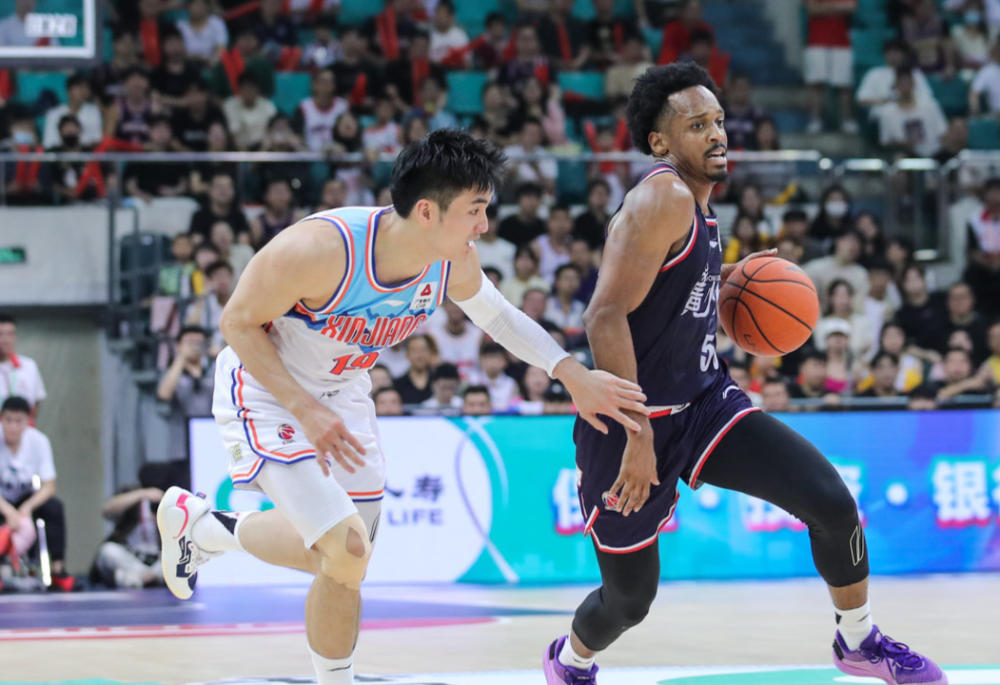 本赛季,巴里-布朗在赛季中途加盟广州队,填补小外援摩尔跟腱断裂后留