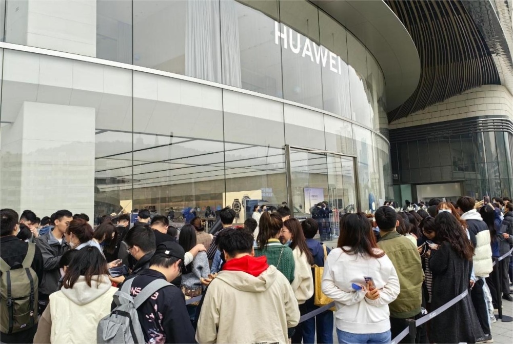 3月30日,华为旗舰店·武汉梦时代开业,吸引大批市民前往购买华为春季