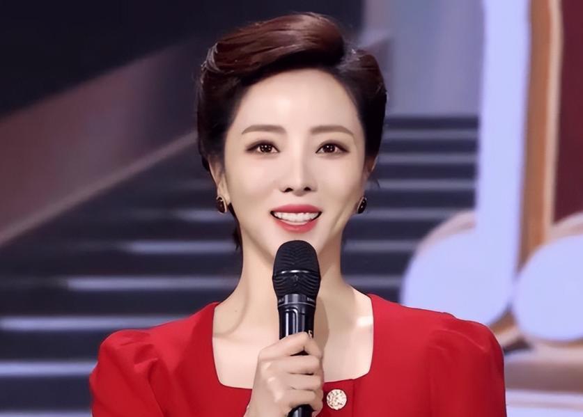 李思思现况：小县城商演 穿搭臃肿气质全无