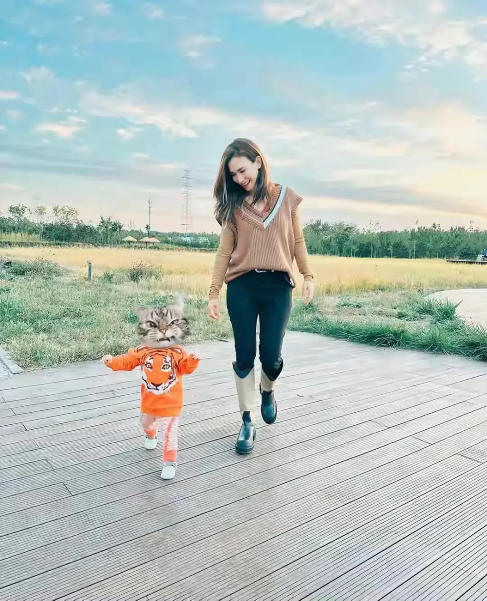 韩庚晒全家福为卢靖姗庆生,1岁女儿软萌出镜,和爸妈比心超有爱