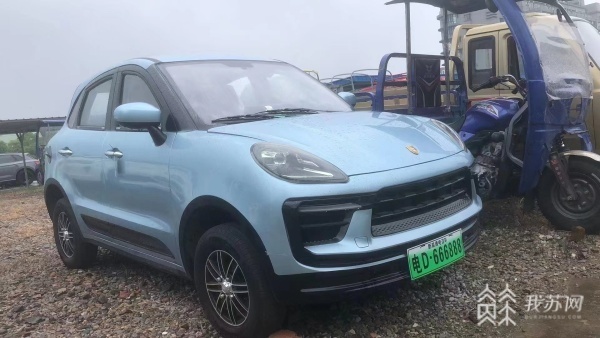 仿造得和真的保时捷车很像,但其实是一辆非国标电动车,俗称"老头乐"