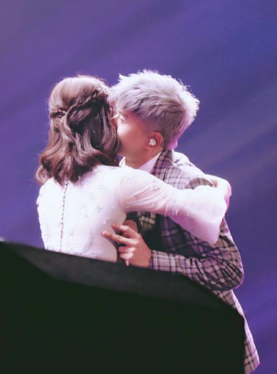 张杰谢娜携孩子出游迪士尼,与其关注私生活,不如看场张杰演唱会!