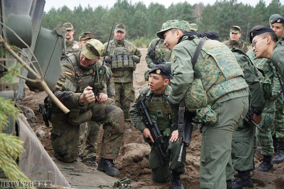新加坡德国装甲部队联合演习豹2sg发射实弹黄鼠狼协同前进