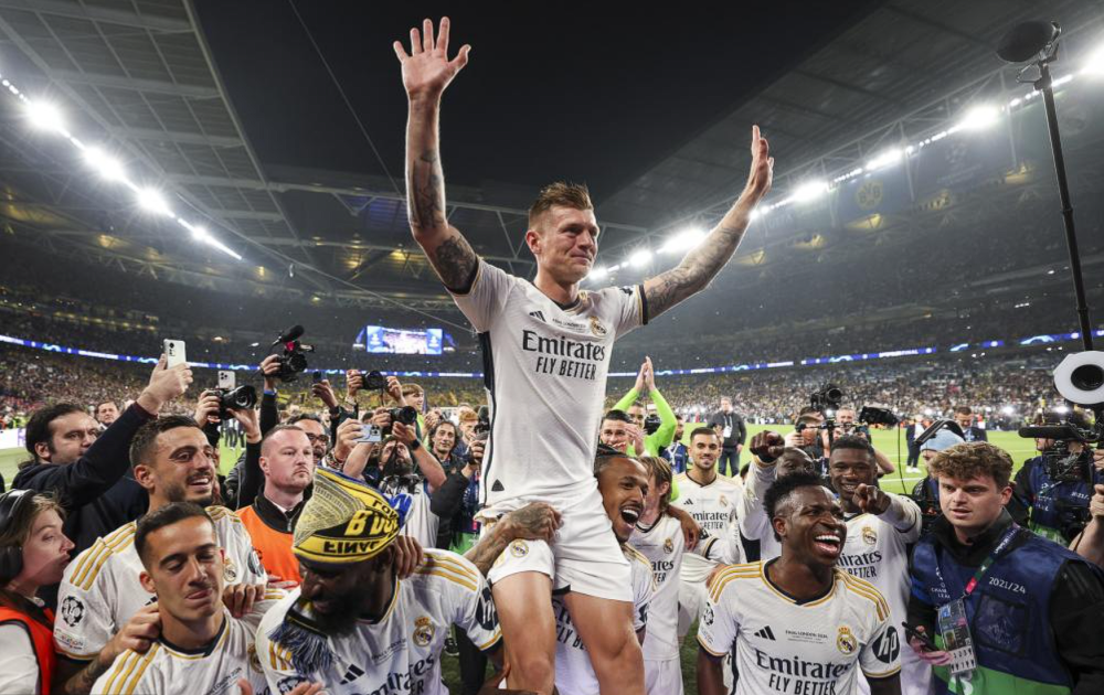 赛后皇马主帅安切洛蒂被队员们高高抛起,他个人也赢得了5座欧冠冠军